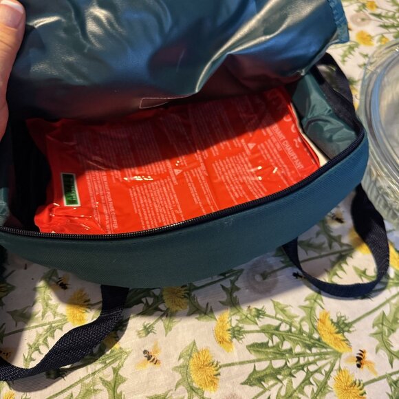 PYREX Portables Hot  Cold Food Carrier Set / Sculptured 2-Qt Glass Casserole Dis - Picture 3 of 9